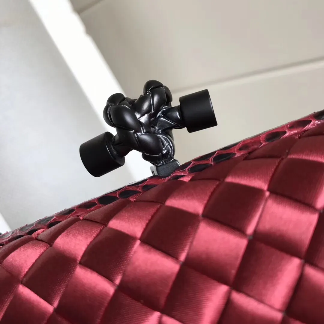 Model 8651 The popular Knot clutch ~ is made of exquisite Japanese silk fabric with freshwater snakeskin piping. It looks elegant when worn cross-body or in the hand. Petite girls can also handle it. It can hold 2 iPhone X phones. Size: 20cm*12cm M56530